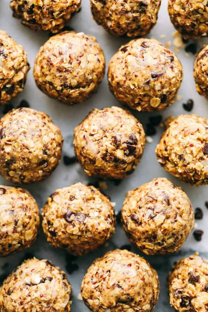 No Bake Energy Bites are packed with protein and make the perfect healthy snack or breakfast on the go! Loaded with oats, flax seed, peanut butter, coconut and chocolate chips, these little bites are amazing! Close up on No Bake Energy Bites .