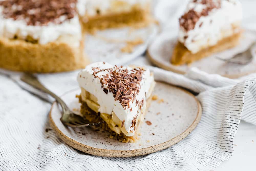 Banoffee Pie is a popular dessert in Britain with a caramel toffee filling topped with bananas, whipped cream, and chocolate shavings. ย This is such an insanely delicious pie that you won't be able to get enough of!ย Banoffee Pie