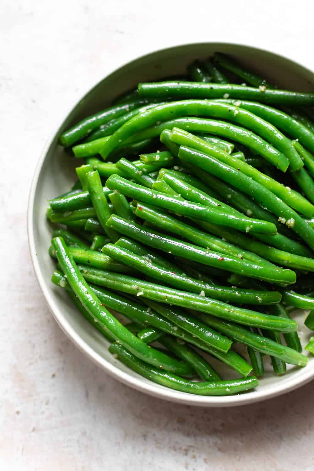 Garlic Butter String Beans (green beans) are the perfect easy side dish! Everyone will love these delectable tender-crisp string beans. A delicious healthier addition to your table.ย Green beans in a bowl