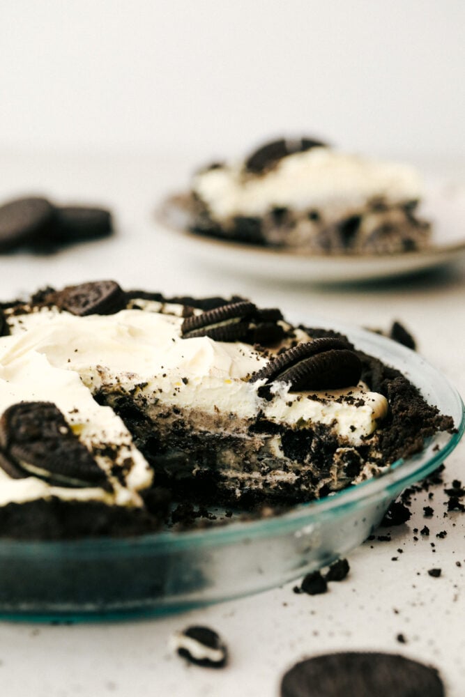 This No-Bake Oreo Pie is going to steal the show! It's so quick and easy you might find yourself making it everyday! Oreo pie in class pie plate, so you can see the layers.