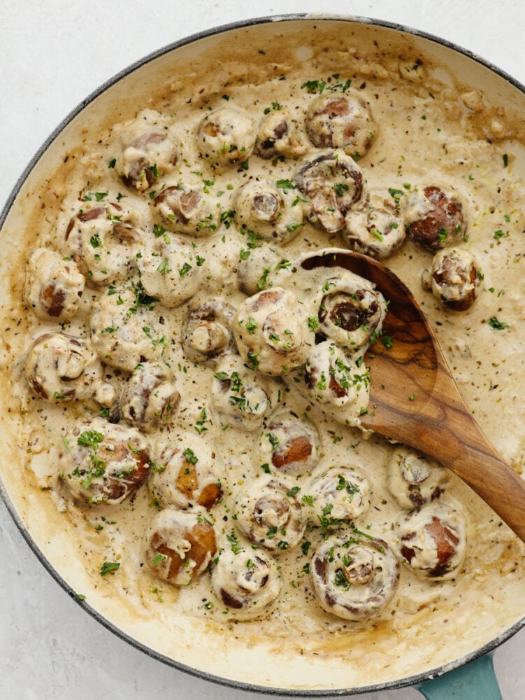 Calling all mushroom lovers! These creamy garlic parmesan mushrooms are waiting for you! Sautรฉed in garlic butter until tender and then tossed in the most AMAZING creamy parmesan sauce, these easy mushrooms will be off the plate and in your mouth in less than 10 minutes! Mushrooms in a creamy, garlic, parmesan sauce.