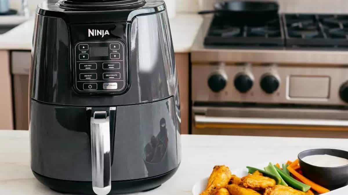 My air fryer is one of my favorite appliances in the kitchen because it can cook all my familyโs favorite recipes, including tender meats, roasted sides, crispy appetizers, and everything in between. Best small air fryers: Ninja 4-quart