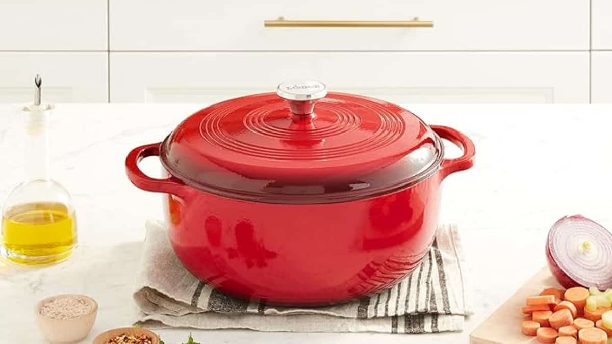 Lodge 7.5-Quart Enameled Cast Iron Dutch Oven