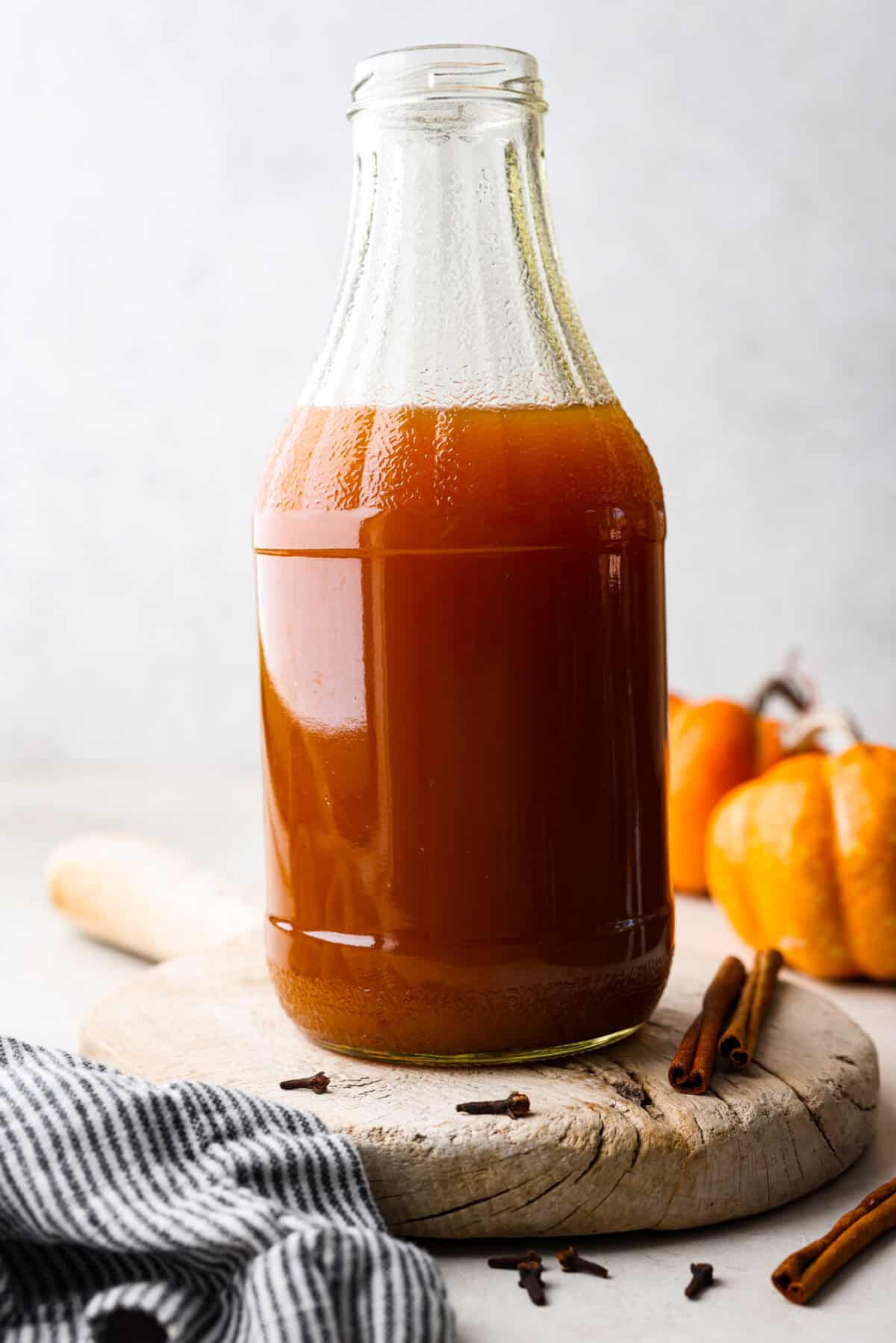 Thisย Harry Potterย Pumpkin Juice will transport you to a magical ride on the Hogwarts Express or eating lunch with your friends in the great hall. Bursting with warm, cozy fall flavor, you will love feeling part of the wizarding world of Harry Potter with this magical drink. Side shot of Harry Potter pumpkin juice in a cute glass bottle.