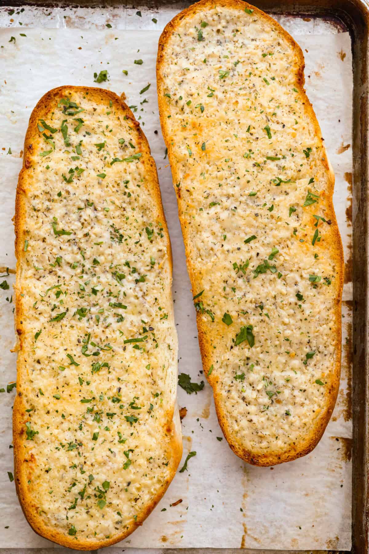 Iโm not saying Iโve eaten half a loaf of this Garlic Bread straight off the baking sheetโฆbut Iโm also not not saying that. Itโs golden, cheesy, dripping with garlicky butter, and so good! Perfectly browned garlic bread.