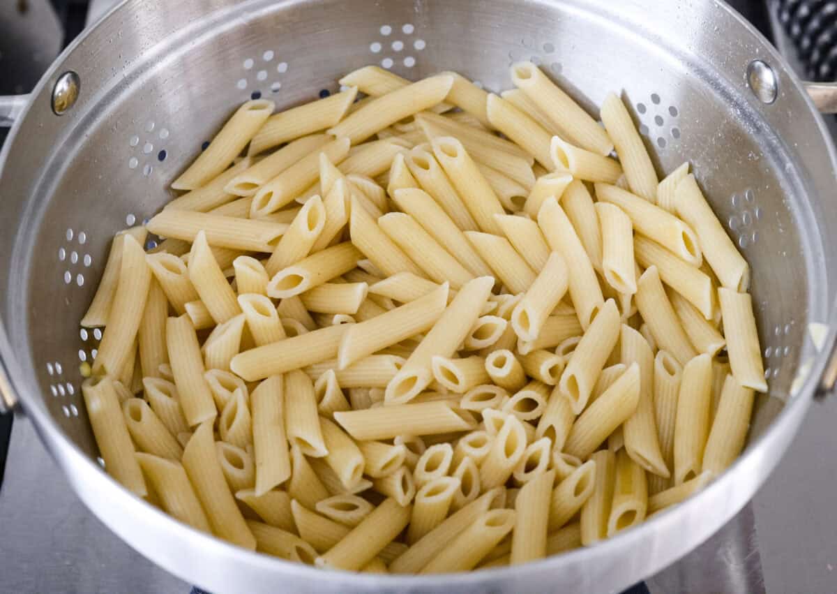 When I see Chicken Alfredo on a menu, I breathe a sigh of relief because I know my kids will actually eat it. I made this Chicken Alfredo Bake thatโs creamy, comforting, and ready in under 40 minutes. Cooked penne pasta in a colander.