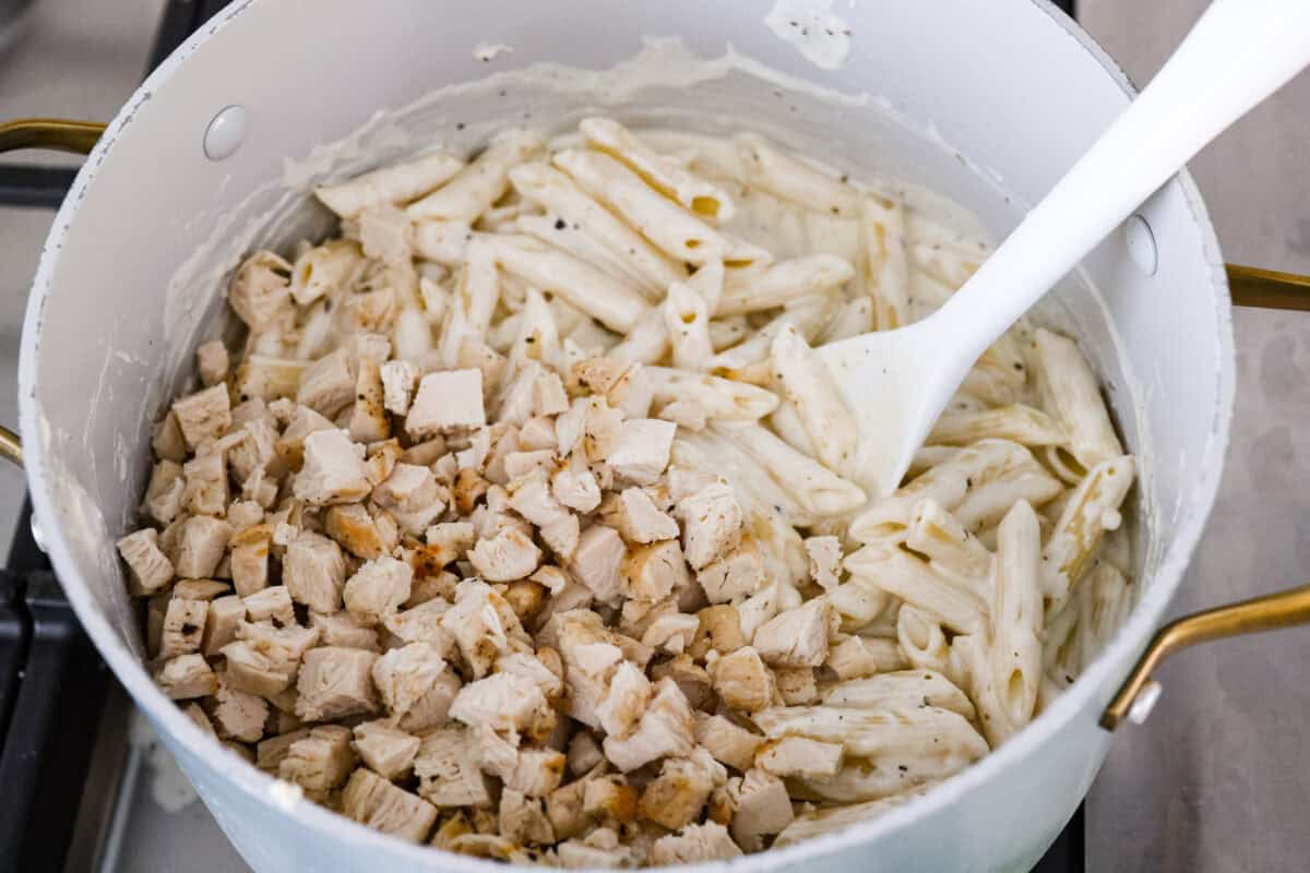 When I see Chicken Alfredo on a menu, I breathe a sigh of relief because I know my kids will actually eat it. I made this Chicken Alfredo Bake thatโs creamy, comforting, and ready in under 40 minutes. Adding the cooked chicken and pasta to the sauce.