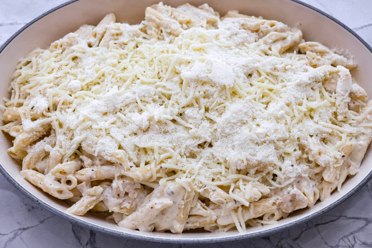 When I see Chicken Alfredo on a menu, I breathe a sigh of relief because I know my kids will actually eat it. I made this Chicken Alfredo Bake thatโs creamy, comforting, and ready in under 40 minutes. Layered chicken Alfredo bake ready to go in the oven.