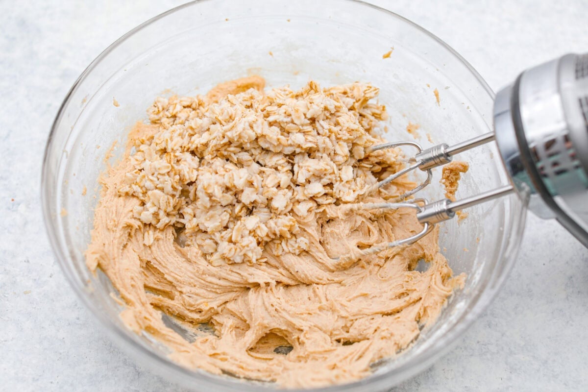You have to make this oatmeal cake. Itโs an old-school recipe that doesnโt look like much, but that buttery pecan and coconut topping? Itโs gooey, crunchy, and totally addictive! Dry and wet ingredients mixed together and the soaked oats on top of the mixture.