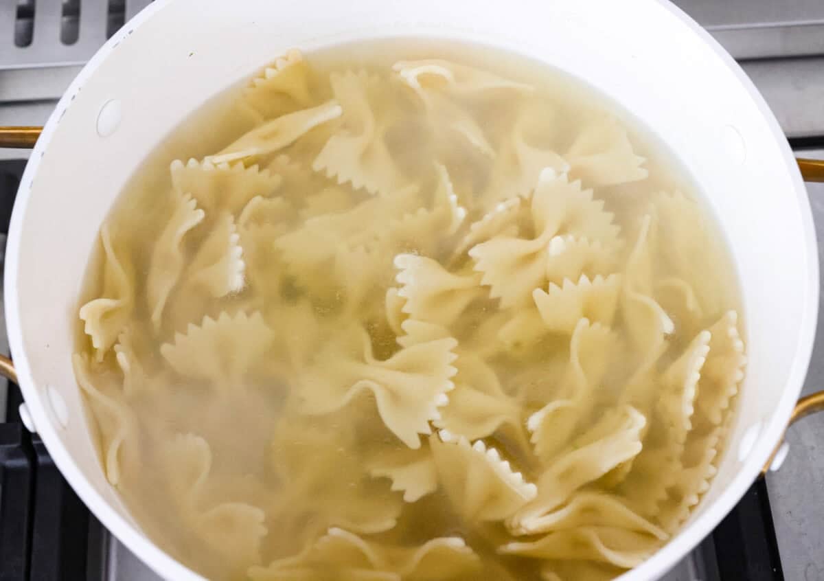 My Lemon Garlic Chicken Asparagus Pasta looks like something youโd order at a fancy bistro, but it literally takes 30 minutes! Itโs zesty, garlicky, and seriously so good! Pasta cooking in boiling water.