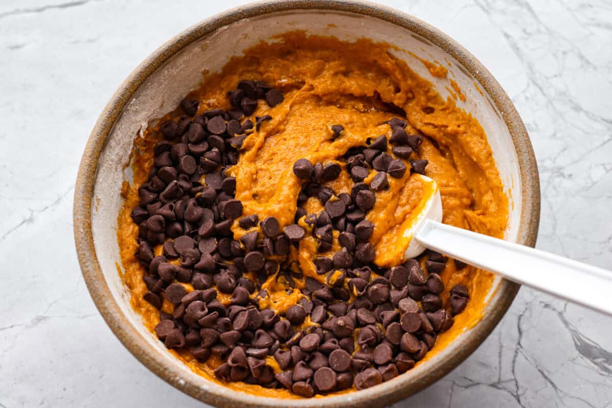 Iโm never one to wait for fall to make my pumpkin chocolate chip bread. I just canโt resist that sweet, chewy bread loaded with rich chocolate chips. Who says you have to wait for pumpkin season? Not me! Wet and dry ingredients mixed together with chocolate chips.