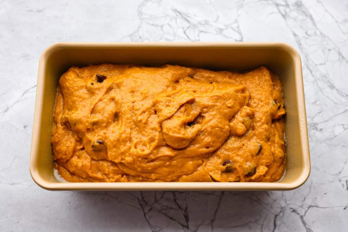 Iโm never one to wait for fall to make my pumpkin chocolate chip bread. I just canโt resist that sweet, chewy bread loaded with rich chocolate chips. Who says you have to wait for pumpkin season? Not me! Bread batter in the loaf pan.