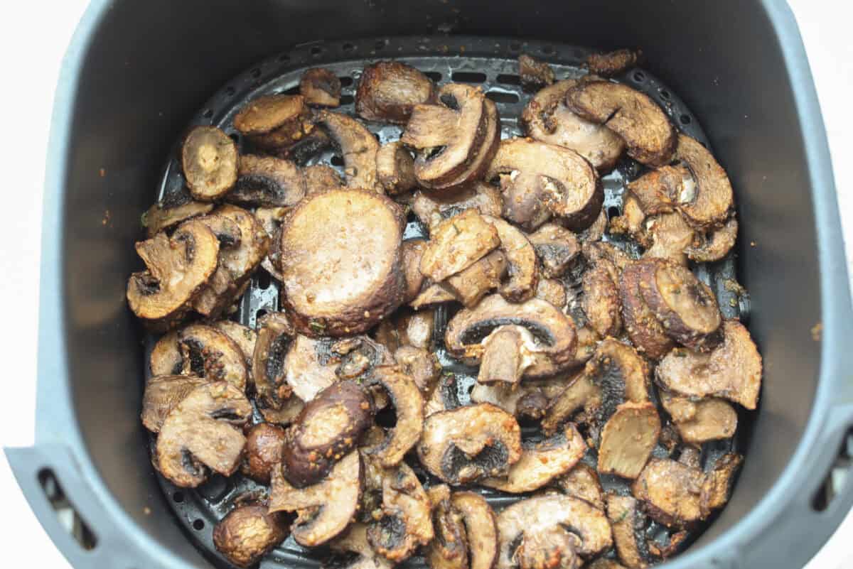 Confession: I never thought I liked mushroomsโฆ until I made these air fryer mushrooms. With garlic parmesan, theyโre juicy, tender, and downright addictive. Even the mushroom skeptics at your table will be fighting over the last bite! Mushrooms in the bottom of the air fryer basket.