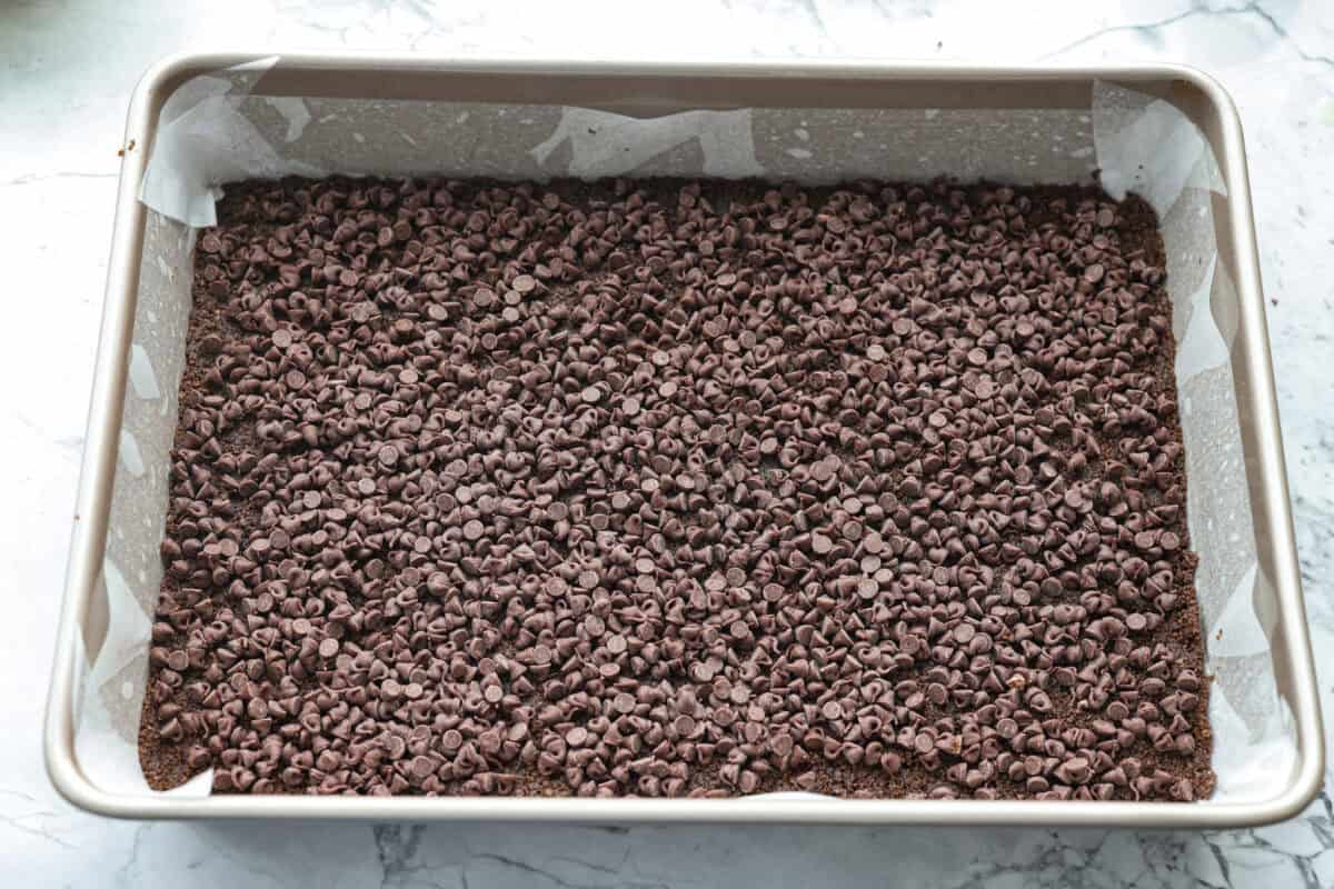 If you love coconut, chocolate, and almonds, these Almond Joy magic bars are the perfect mix. Theyโre gooey in the center, crisp on the edges, and built on a rich chocolate graham crust. Chocolate chips layered over the top of the crust.