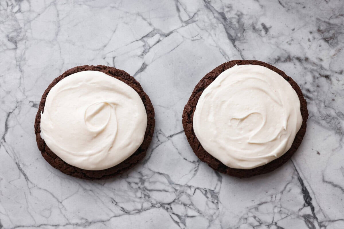 Hostess Cupcake Cookies are soft chocolate cookies filled with sweet marshmallow and topped with smooth chocolate ganache. They’re rich, fun, and always a hit. Hostess cookies with marshmallow topping added to the top.