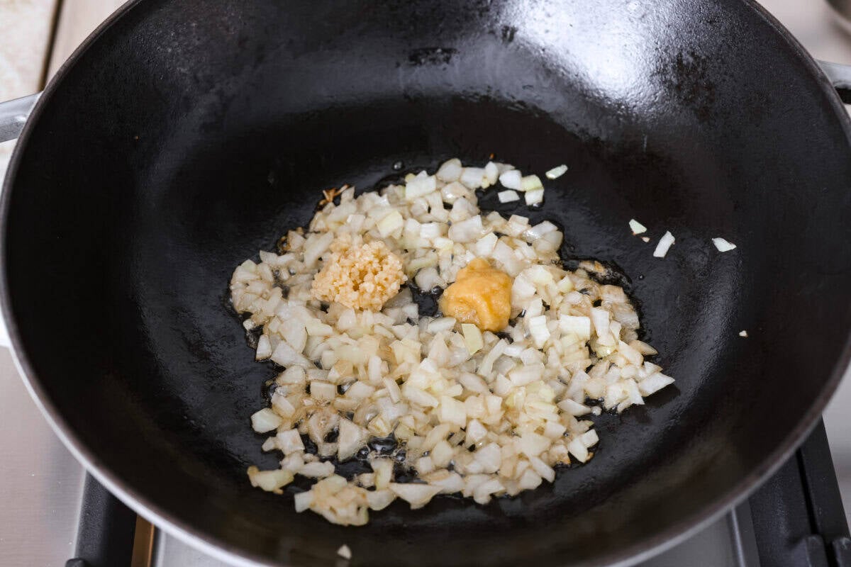 If you havenโt tried egg roll in a bowl yet, youโre in for a treat. Everything you love inside of an egg roll in a lighter, healthier, no-wrapper version! It's ready in 15 minutes, making it a perfect weeknight meal! Onions, garlic and fresh ginger added to a skillet.