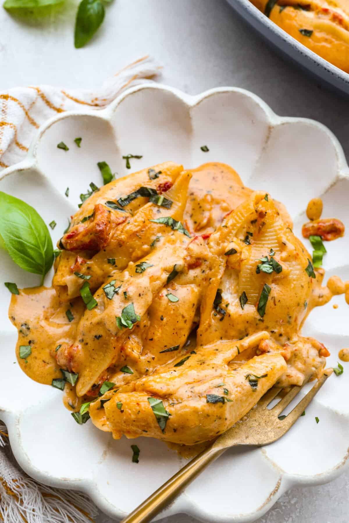 Marry me stuffed shellsย take the viral sauce you love and turn it into a cozy, baked pasta moment. Think creamy chicken-stuffed shells, melty cheese, and just enough sun-dried tomatoes for that extra swoon-worthy touch. Bowl of a serving of the marry me stuffed shells.