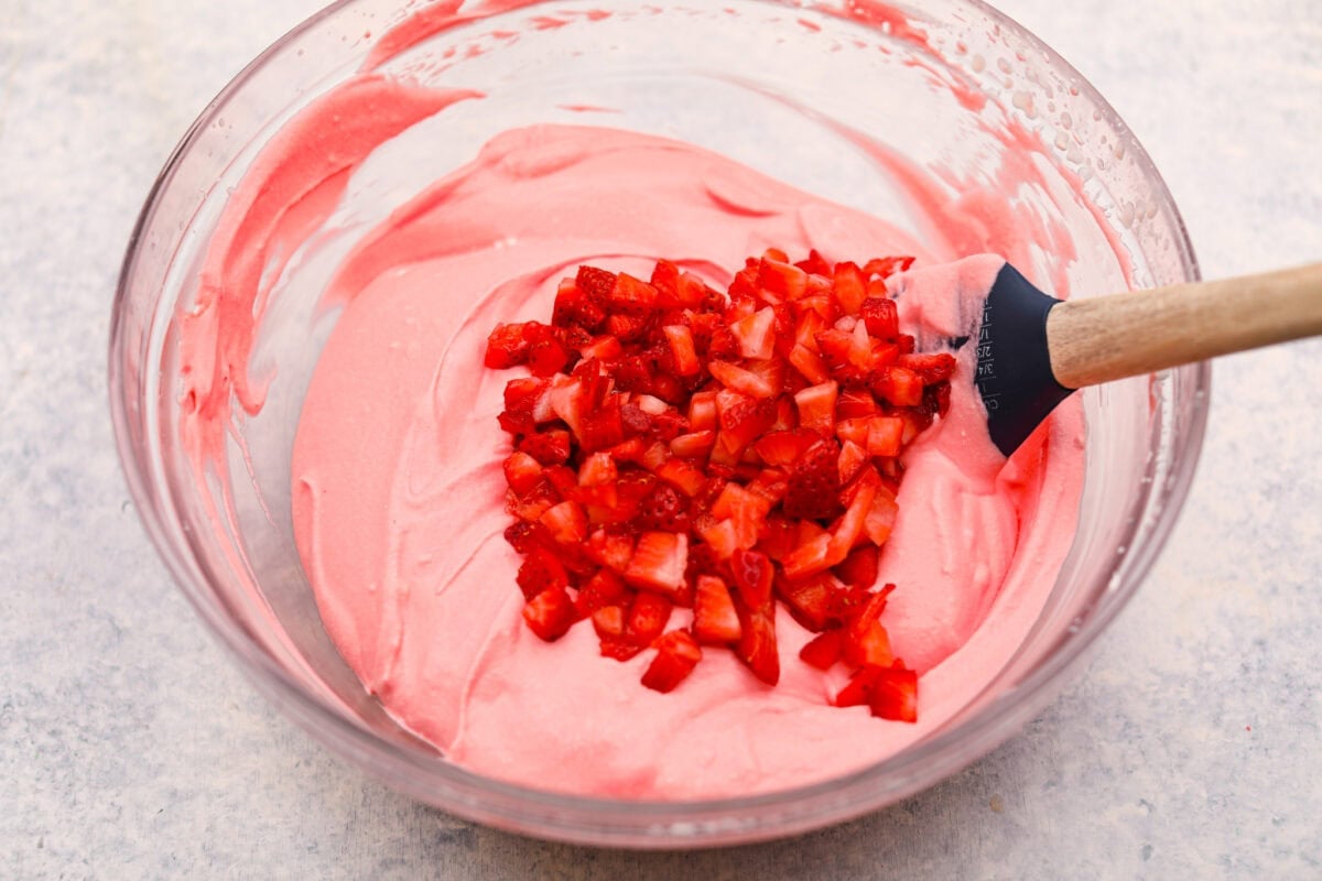 When itโs too hot to even think about turning on the oven, this no bake strawberry cream pie is exactly what you want waiting in the fridge. Itโs cool, creamy, loaded with fresh strawberries, and comes together without heating up your kitchen Gelatin, whipped cream, and strawberries all added to a bowl.