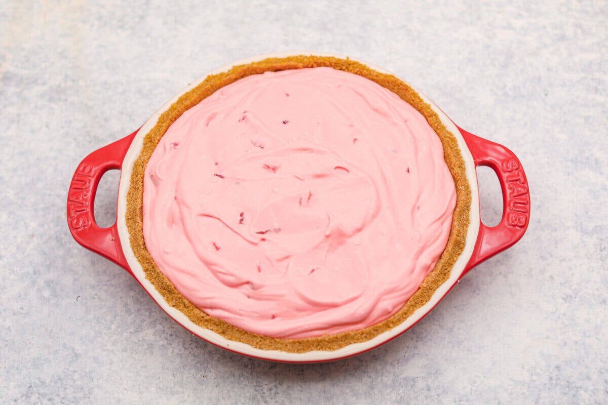 When itโs too hot to even think about turning on the oven, this no bake strawberry cream pie is exactly what you want waiting in the fridge. Itโs cool, creamy, loaded with fresh strawberries, and comes together without heating up your kitchen Pie filling ingredients added to the crust ready to be chilled.